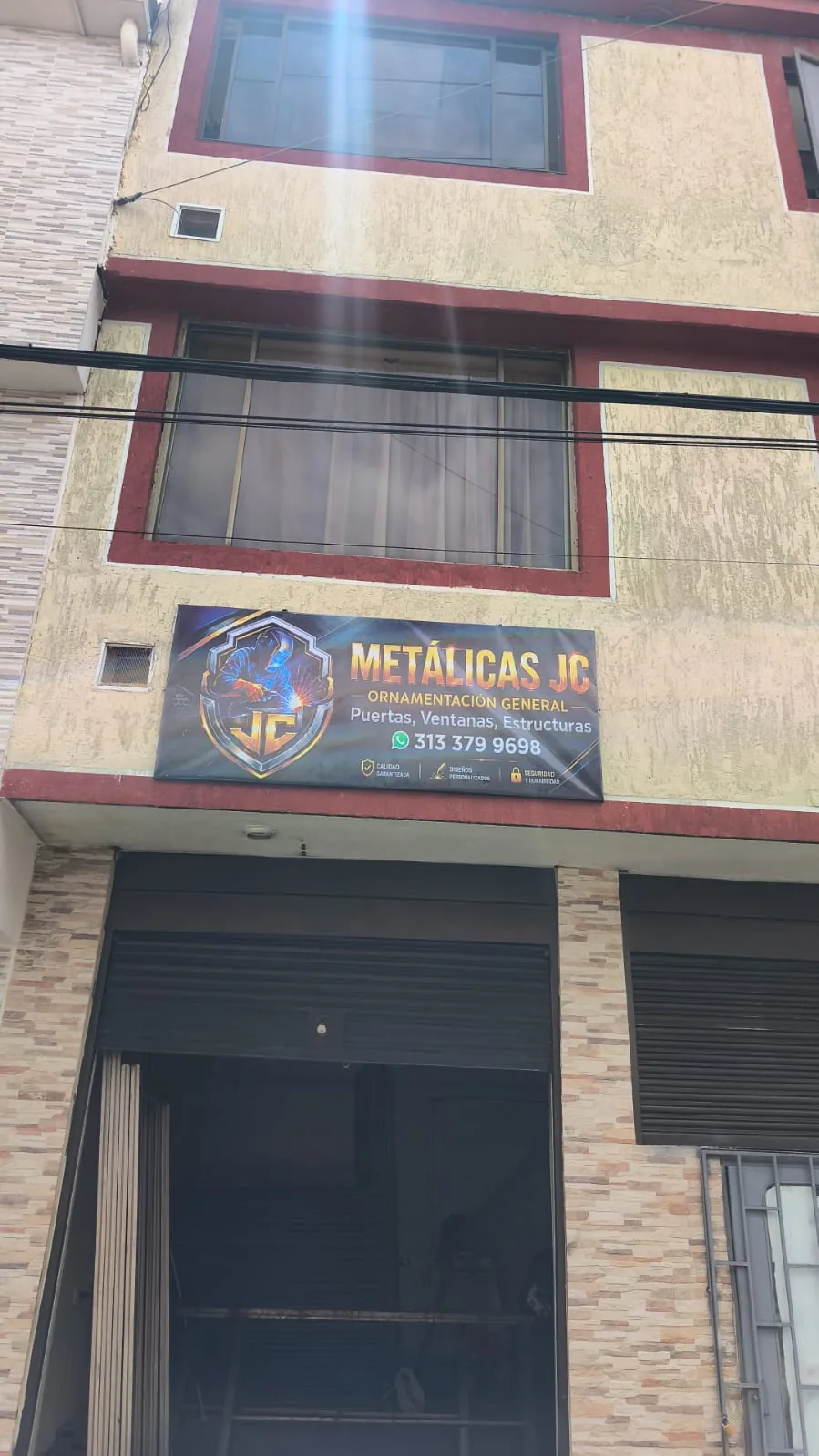 Fachada del taller JC Metálicas en Bogotá