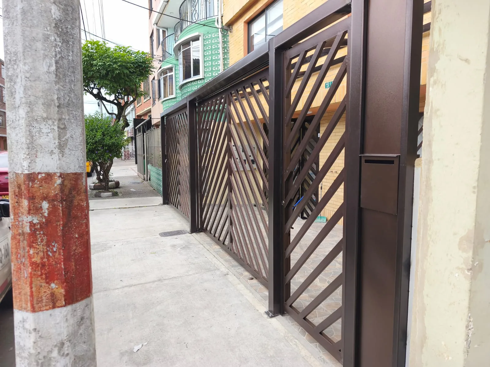 Detalle de un portón de hierro