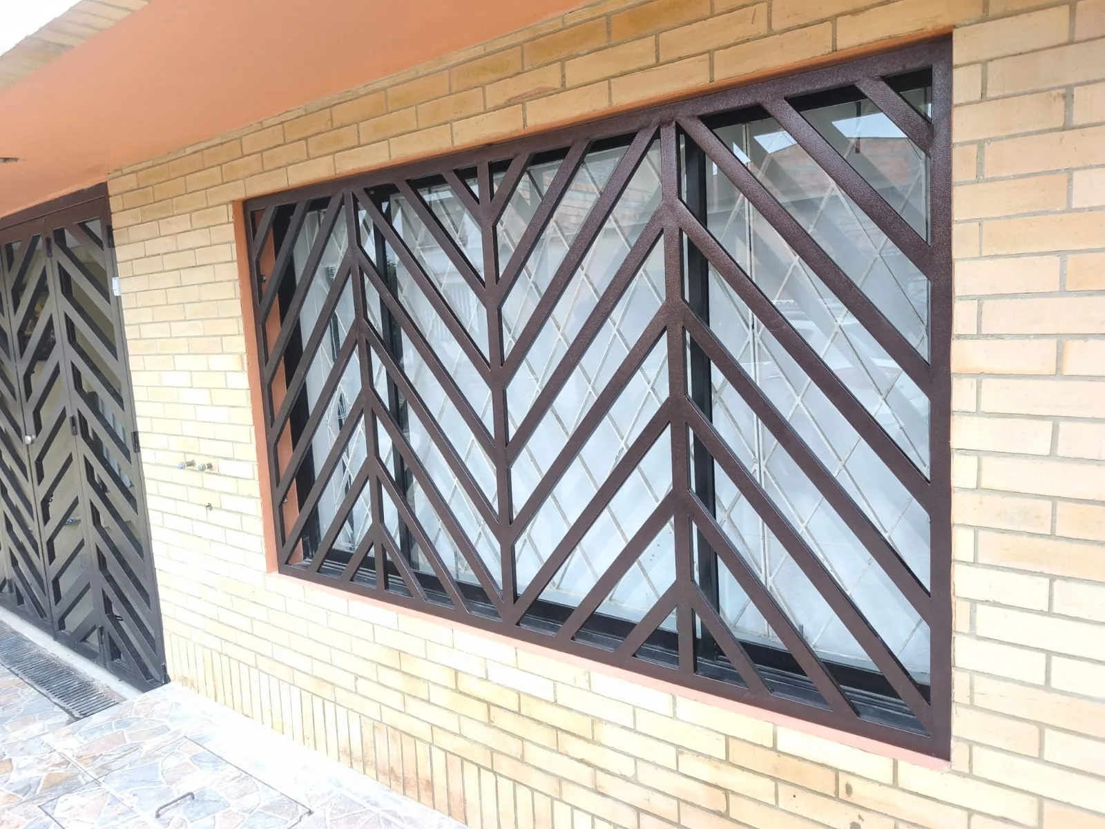 Reja de ventana con diseño geométrico