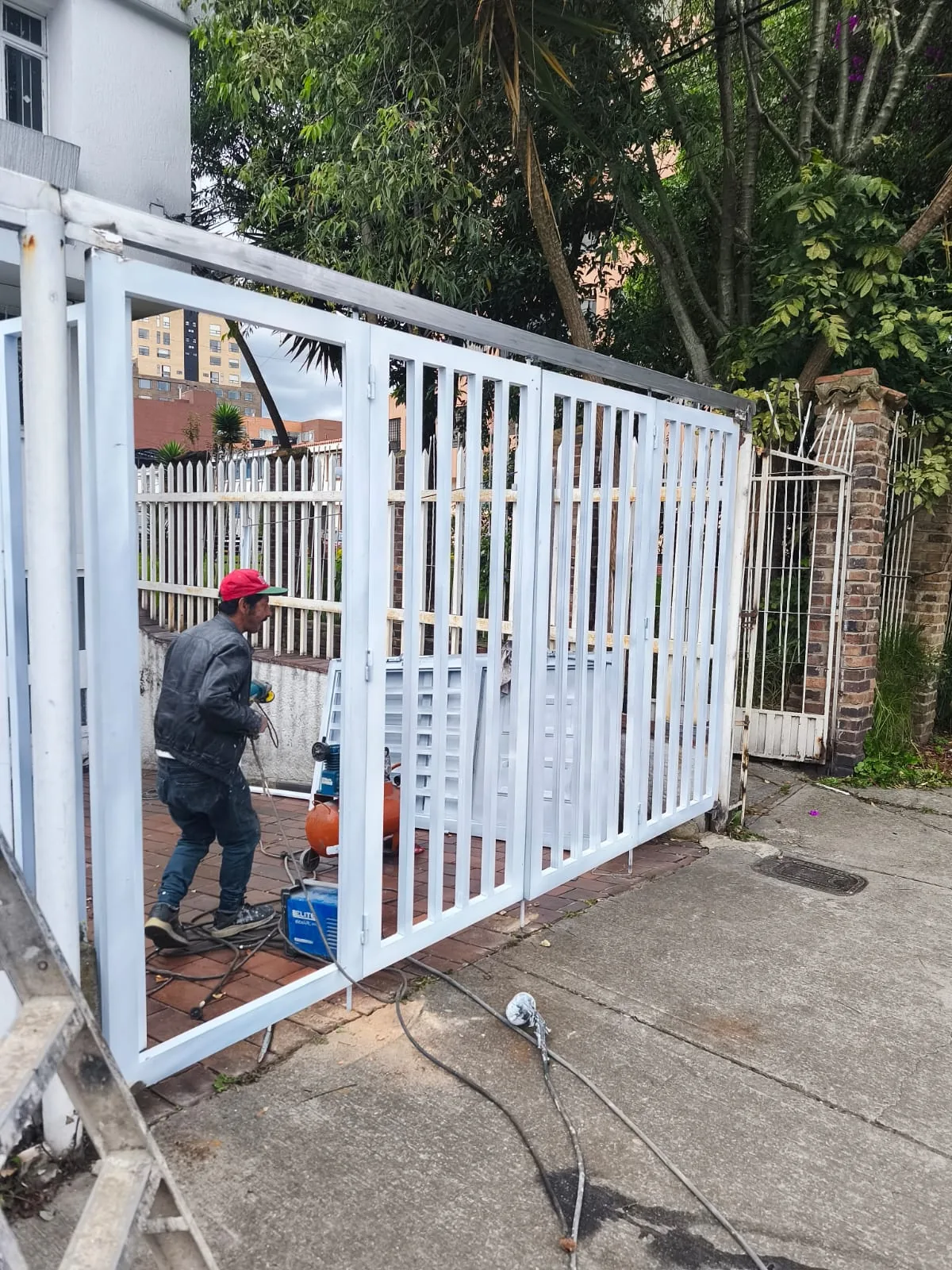 Javier trabajando en el acabado de un cerramiento metálico